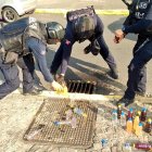 En un operativo interinstitucional de control de libadores en los alrededores de la Universidad Central, hasta el momento se ha retirado 100 botellas de alcohol sin registro sanitario.