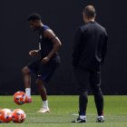 El entrenador del FC Barcelona, Hansi Flick, observa al jugador Ansu Fati durante uno de los últimos entrenamientos que el equipo azulgrana realizó en la ciudad deportiva Jon Gamper.