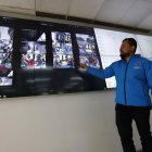 Personal supervisa las cámaras de seguridad en tiempo real desde el centro de control de transporte municipal.