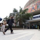 Personas en el exterior del edificio del Instituto Ecuatoriano de Seguridad Social en Guayaquil.