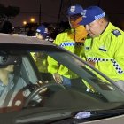 Los agentes de la ATM realizan las pruebas de alcoholemia