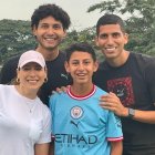 Rosita Enríquez y sus hijos: Gabriel en Macará y José Francisco en El Nacional y Mathías Barcelona.