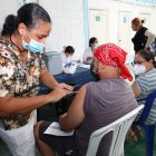 Punto de vacunación en la frontera Ecuador-Perú, facilitando el acceso a la inmunización para viajeros y residentes.