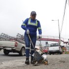 Jornada. Gloria Almache recorre más de cinco kilómetros a diario barriendo desde la Legarda y av. Mariscal Sucre, hasta el sector del colegio Los Pinos. La tarea no es sencilla por el riesgo que implica estar en una vía muy transitada, pero también por la actitud de personas que esperan que recoja la basura de su casa.
