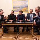 GRAF4454. KIEV, 10/05/2025.-Los jefes de Estado o de Gobierno de Ucrania, Francia, Alemania, Reino Unido y Polonia mantuvieron este sábado desde Kiev una llamada telefónica con el presidente de EEUU, Donald Trump, en la que volvieron a hablar de la necesidad de que Rusia acepte la tregua incondicional de 30 días que piden tanto Kiev como Washington y los principales países europeos. X/Primer ministro británico Starmer ***SOLO USO EDITORIAL/SOLO DISPONIBLE PARA ILUSTRAR LA NOTICIA QUE ACOMPAÑA (CRÉDITO OBLIGATORIO)***