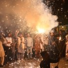 Simpatizantes del partido político pakistaní Movimiento Muttahida Qaumi (MQM) se reunieron para celebrar el acuerdo de alto el fuego entre Pakistán e India en Hyderabad, Pakistán.