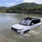 El Yangwang U8 de BYD sorprende con su capacidad para desplazarse sobre el agua gracias a su sistema de flotación de emergencia, que le permite avanzar a una velocidad de hasta 3 km/h.