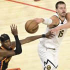 Nikola Jokic por Nuggets (d) disputa un balón ante la estrella de Thunder Shai Gilgeous-Alexander.