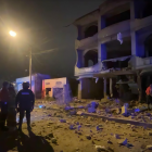 Equipos de emergencia inspeccionan los daños estructurales provocados por el atentado con explosivos.