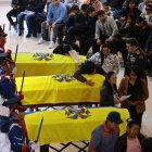 Los féretros, cubiertos con la bandera ecuatoriana, fueron colocados frente al altar para el homenaje póstumo.