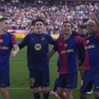 Los jugadores del Barcelona celebran su victoria sobre el Real Madrid, tras el partido de la jornada 35 de LaLiga EA Sports entre el Barcelona y el Real Madrid, este domingo en el Estadi Olímpic Lluís Companys.