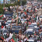 Simpatizantes del partido opositor Pakistán Tehreek-e-Insaf participan en una manifestación "Viva Pakistán" tras el acuerdo de alto el fuego entre Pakistán e India, en Karachi, Pakistán.
