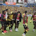 El festejo de Gabriel Cortez con la banca de suplentes en el Atahualpa.