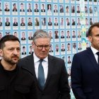 El presidente ucraniano, Volodímir Zelenski, el primer ministro británico, Keir Starmer, y el presidente francés, Emmanuel Macron, visitan un muro conmemorativo en memoria de los militares ucranianos caídos, tras una reunión de la "Coalición de los Voluntarios"