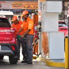 Guayaquil. Personal de una estación despacha combustible.