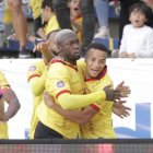 Felipe Caicedo festeja con Byron Castillo el empate ante Católica.