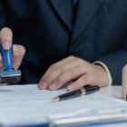 Trámite. Expertos financieros sugieren tomar algunas precauciones antes de renovar el préstamo.