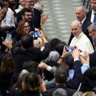 El Papa León XIV saluda a los representantes de los medios de comunicación en el Aula Pablo VI del Vaticano.