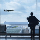 Las baterías de litio, como las de power banks y laptops, deben transportarse en el equipaje de mano y bajo normas específicas para evitar riesgos de incendio.