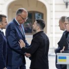 El Kremlin rechazó este lunes los "ultimátums" de Kiev y sus aliados europeos para que Moscú acepte una tregua de 30 días en Ucrania, y siguió sin responder a la propuesta de Volodimir Zelenski de reunirse con Vladimir Putin esta semana.

"El lenguaje de los ultimátums es inaceptable para Rusia, no es apropiado. No se puede hablar así a Rusia", declaró el portavoz de la presidencia rusa, Dmitri Peskov, durante su rueda de prensa diaria.

Peskov aseguró seguidamente que Moscú desea mantener negociaciones "serias" que conduzcan a una paz duradera, pero no reaccionó a la oferta del presidente ucraniano de reunirse con Putin el jueves en Estambul.

Kiev y sus aliados pidieron el sábado un alto el fuego "completo e incondicional" de 30 días a partir del lunes, lo que consideran una condición previa para la apertura de conversaciones de paz directas entre rusos y ucranianos en Turquía.

"Debe haber un alto el fuego", insistió la jefa de la diplomacia de la Unión Europea (UE), Kaja Kallas. "Se necesitan dos para desear la paz y solo uno para desear la guerra. Vemos que Rusia claramente quiere la guerra".

Según el presidente francés, Emmanuel Macron, está prevista una llamada sobre esta propuesta de tregua por la tarde entre ucranianos y dirigentes europeos.

En paralelo, los ataques nocturnos con drones rusos contra Ucrania continuaron, como casi todos los días desde el inicio de la invasión en febrero de 2022.

Las autoridades ucranianas afirmaron el lunes que una persona murió y otras tres resultaron heridas cuando un dron atacó un vehículo en Sumi, en el noreste del país.

En la parte de la región de Jersón (sur) ocupada por Moscú, cuatro civiles murieron en la localidad de Chelburda por ataques de drones ucranianos, informó el lunes Vladimir Saldo, responsable local designado por Rusia.


- Acelerón diplomático -

En el frente diplomático, las cosas se han acelerado en los últimos días. Kiev y sus aliados europeos, junto con Estados Unidos, exigieron a Rusia un alto el fuego de 30 días, amenazando con "sanciones masivas" en caso de negativa.

El presidente ruso ignoró el ultimátum, proponiendo a su vez negociaciones "directas" y "sin condiciones previas" entre Moscú y Kiev, a partir del jueves en Turquía.

Estas serían las primeras conversaciones entre rusos y ucranianos desde marzo de 2022, cuando ambas partes se reunieron en Estambul para poner fin al conflicto, sin llegar a un acuerdo.

Zelenski respondió invitando a Vladimir Putin a reunirse con él "en persona" el jueves en Estambul. Por ahora no hubo respuesta del Kremlin.

Para el politólogo ucraniano Volodimir Fesenko, esta invitación es una maniobra "táctica" para intentar poner a Putin en una posición difícil en el proceso de negociación.

"Si Putin rechaza (esta invitación), significa que no quiere negociar, y podría quedar como un perdedor a los ojos de Trump", opina este experto, que considera que el dirigente estadounidense es "la principal fuerza rectora" de estas negociaciones.

China, aliado clave de Rusia, pidió el lunes un acuerdo de paz "duradero y vinculante" que sea "aceptable para todas las partes".


- "Raíces profundas" -

Decenas de miles de personas han muerto y millones se han visto obligadas a huir de sus hogares desde que Rusia invadió Ucrania en febrero de 2022.

El ejército ruso controla alrededor de una quinta parte del país, incluida la península de Crimea, anexionada en 2014.

Putin dijo que cualquier conversación directa con Ucrania debería centrarse en las "raíces profundas" del conflicto, y afirmó que no "excluía" un posible alto el fuego como resultado de las conversaciones de Estambul.

Las referencias rusas a las "raíces del conflicto" en Ucrania suelen implicar un amplio abanico de agravios hacia Kiev y Occidente con los que suelen justificar el lanzamiento de la ofensiva hace más de tres años.

Algunos de ellos son la supuesta necesidad de "desnazificar" Ucrania, proteger a los rusoparlantes en el este del país, la expansión de la OTAN hasta las fronteras rusas o el giro geopolítico de Kiev hacia Occidente.

Kiev y Occidente las rechazan todas, afirmando que la invasión rusa no es más que una apropiación de tierras de tipo imperialista.