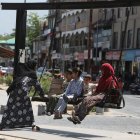 Niños jugando en un columpio en Srinagar, India, el 12 de mayo de 2025.