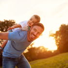 Las familias ecuatorianas suelen homenajear a los padres con regalos, reuniones y gestos de cariño en esta fecha especial.