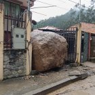 Una gran roca cayó sobre una vivienda ubicada en la vía Cuenca- Momleturo- El Empalme en la zona de la parroquia Sayausí.