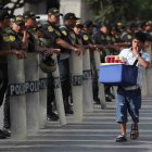 Policías custodian durante una manifestación en la Plaza San Martín en Lima, Perú.