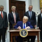 El presidente de Estados Unidos, Donald Trump, firma decreto para que bajen los precios de la medicina en su país.