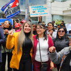 Priscila Schettini y Angélica Porras, frente a la Corte Constitucional, el lunes 12 de mayo del 2025.