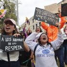 Activistas y colectivos animalistas realizaron un plantón en los exteriores de la Asamblea previo al tratamiento de segundo debate en el pleno sobre la Ley Loda