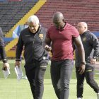 Segundo Castillo (d) junto a su cuerpo técnico luego del empate 2-2 ante Universidad Católica