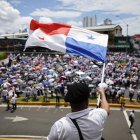 Una persona sostiene una bandera durante una manifestación en defensa de la autonomía universitaria, en Ciudad de Panamá (Panamá), en una fotografía del 6 de mayo de 2025.