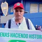 Luis Alfonso Chango en los exteriores de la Bombonera con una bandera de Mushuc Runa.