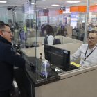 Personal del aeropuerto de Quito revisa el certificado de vacunación en el control migratorio.