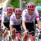 Richard Carapaz (segundo desde la derecha) tiene a su disposición un grupo de gregarios que deberán esforzarse aún más para él.