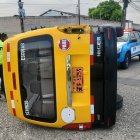 El expreso terminó volcado tras el impacto del bus de transporte urbano.