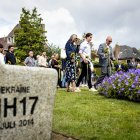 Familiares de las víctimas durante una ceremonia conmemorativa por las víctimas en el monumento ubicado en el parque Dudok, en Hilversum, Países Bajos.