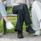 Sacudir la pierna es un gesto común que puede estar vinculado al estrés y la ansiedad, según la psicología del movimiento repetitivo.