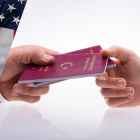 Tener un apellido común en EE. UU. puede ser una ventaja en el proceso de naturalización y verificación