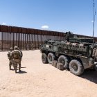 Fotografía de integrantes del Ejército de los Estados Unidos patrullando la frontera con México en el Área de Defensa Nacional, en Nuevo México (EE.UU.).