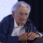José Mujica participando en un encuentro que el opositor Partido Colorado organizó para conmemorar los 40 años de democracia en el país.