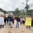 Moradores de dos comunas en Tumbaco  protestaron en la vía Gaspar de Carvajal exigiendo asfaltado y veredas.