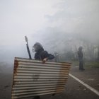 La Unidad de Control de Multitudes de Panamá (UCM) y manifestantes se enfrentan en Viguí Veraguas, Panamá.