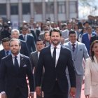 Niels Olsen (centro), presidente de la Asamblea Nacional 2025-2027, en su llegada a la Legislativo.