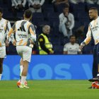 Jude Bellingham (i) y Kylian Mbappé (d) durante el calentamiento del Real Madrid previo al juego ante el Mallorca.