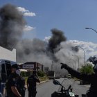 incendio en un edificio de distribución de productos químicos llevara a las autoridades a pedir a casi 80.000 residentes que permanecieran en sus hogares en Alcalá de Guadaíra, al sureste de Sevilla, el 14 de mayo de 2025.