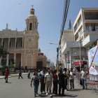 Personas pasan frente a una pancarta con la imagen del papa León XIV en la Plaza de Armas en Chiclayo (Péru). EFE/ Paolo Aguilar