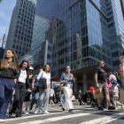 Personas caminan por la avenida 42 de Manhattan este sábado, en Nueva York (Estados Unidos).