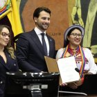 Carmen Tiupul (derecha) de Pachakutik fue designada la segunda vicepresidenta de la Asamblea por los próximos dos años.